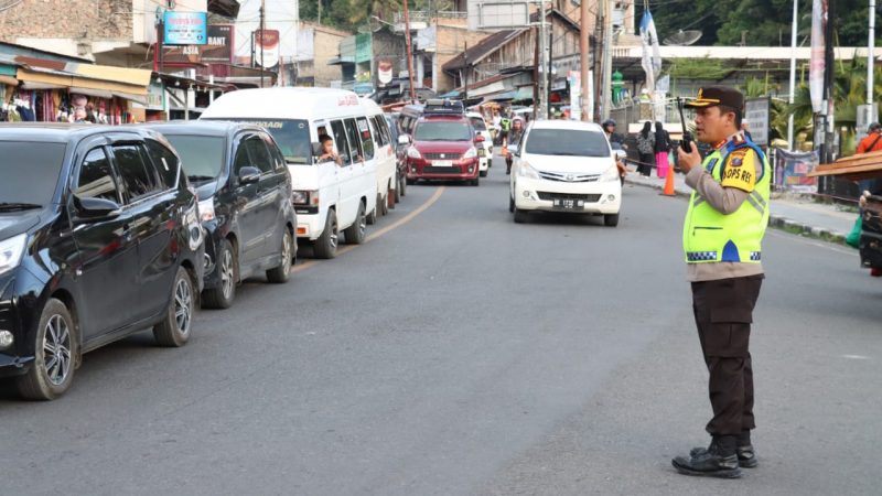 H+3, Volume Kendaraan Meningkat Di Parapat, Kapolres Simalungun Siagakan Personel Di Sepanjang Jalan