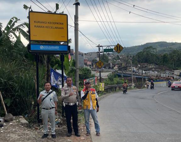 PT Jasa Raharja Cabang Utama Jawa Barat Gencar Pasang Rambu Untuk Antisipasi Arus Mudik 2023