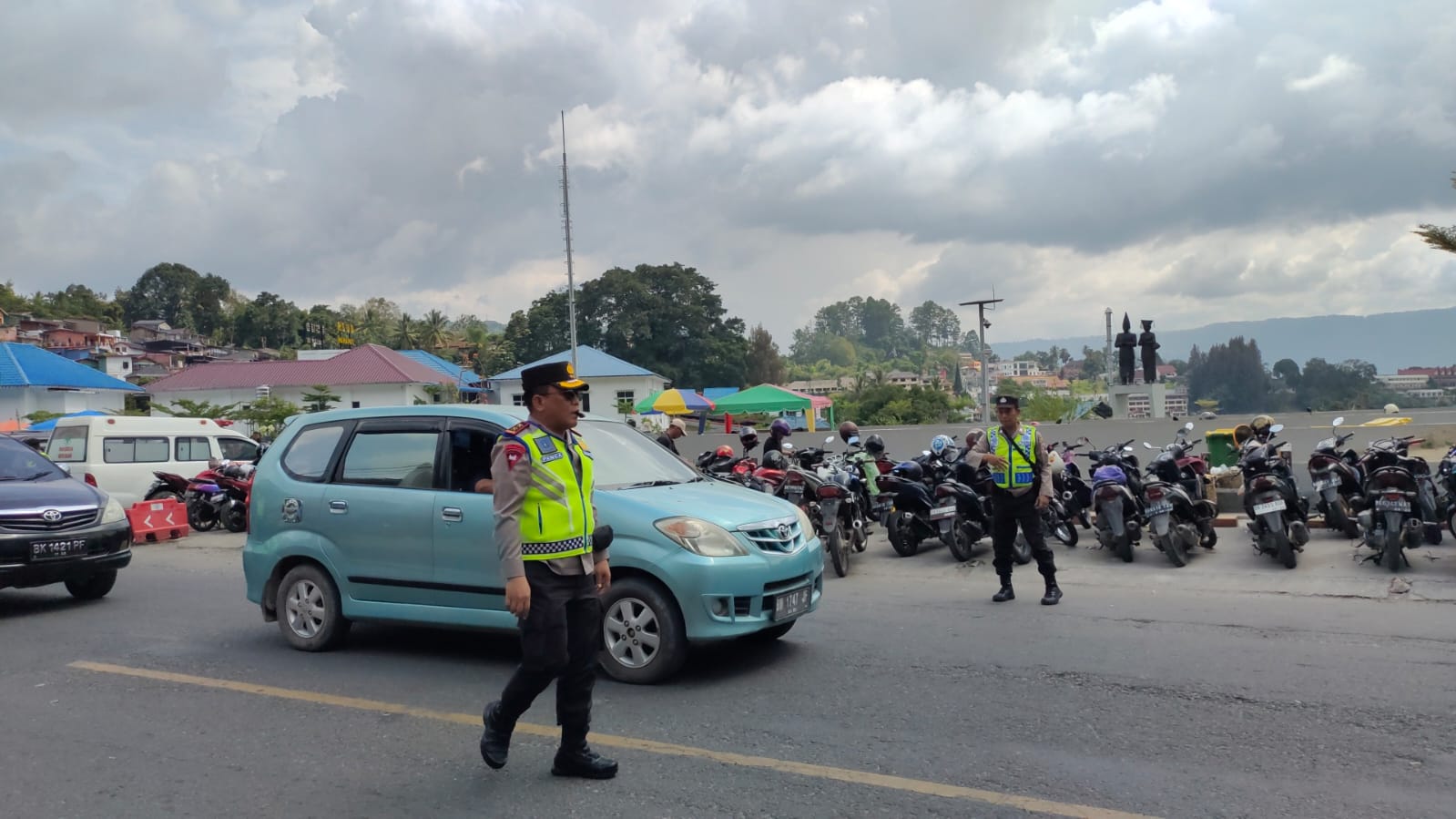 Turun ke Jalan, Kapolda Sumut urai kemacetan di obyek wisata Parapat Danau Toba Didampingi Kapolres Simalungun