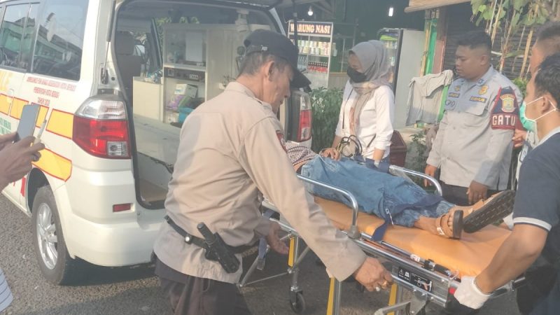 Penanganan Cepat Petugas Pos Pam Terminal menolong Pemudik Pingsan akibat Sakit dalam Bis di Terminal Bekasi