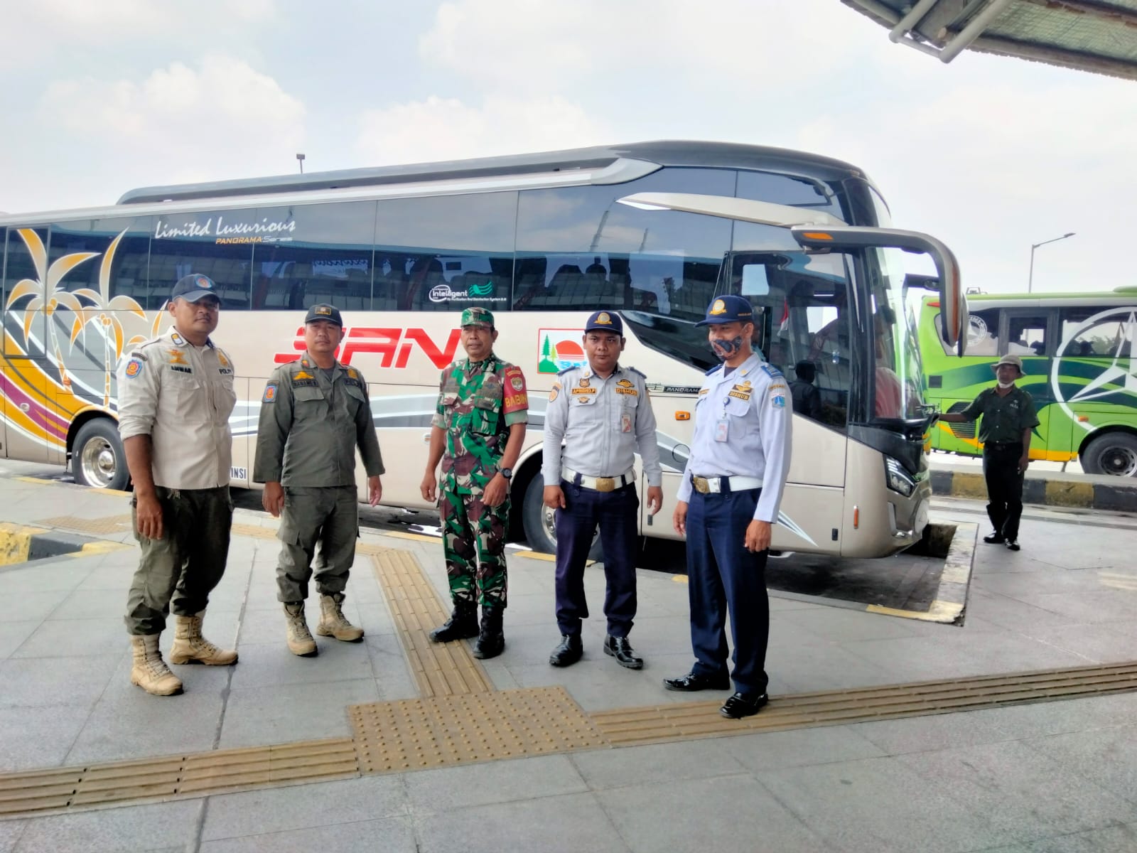 Pengamanan Arus Balik Mudik H+6 Lebaran, Koramil 06/Cakung Bersama Tiga Pilar Amankan Terbus Pulogebang