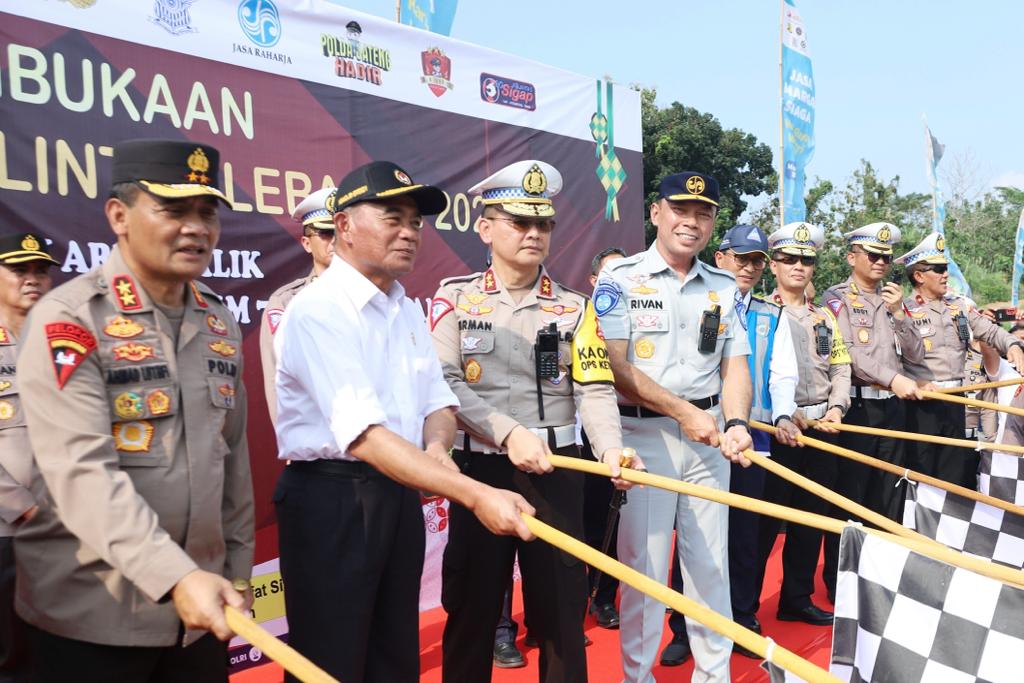 Menko PMK, Kakorlantas Polri dan Dirut Jasa Raharja Gelar  Pelepasan Mudik Balik One Way di Gerbang Tol Kalikangkung