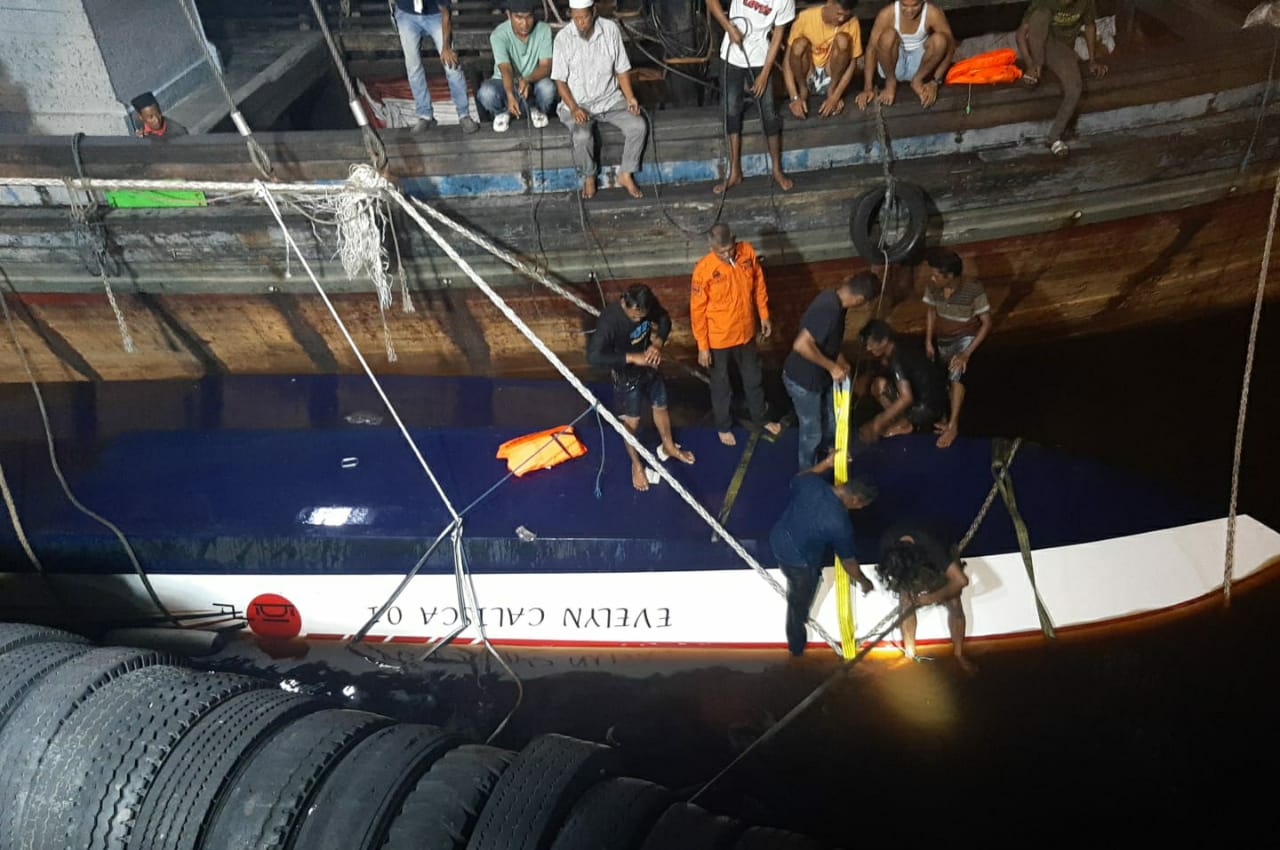 Bakamla RI Bantu Evakuasi Korban Kapal SB Evelin Calisca 01 Terbalik