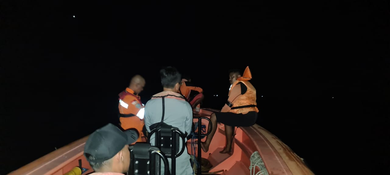 Stasiun Bakamla Kupang Selamatkan Korban Kecelakaan Kapal Ikan Mengalami Kebocoran
