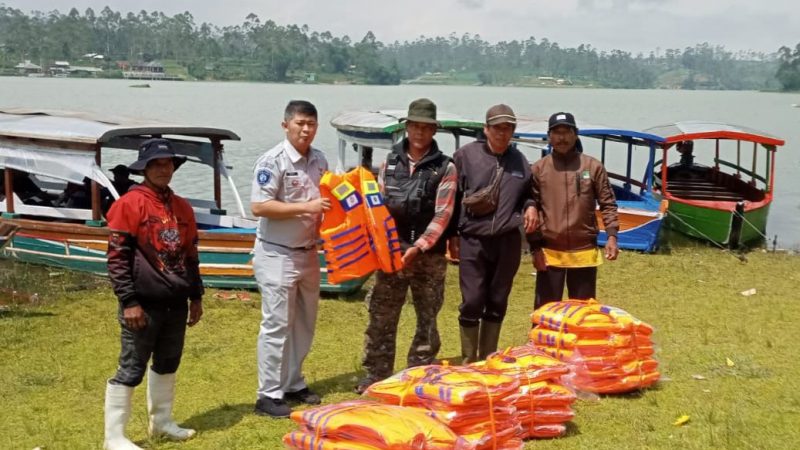 Tingkatkan Keselamatan Transportasi Perairan di Situ Cileunca Kabupaten Bandung pada Libur Lebaran, Jasa Raharja Jawa Barat Hibahkan Sarana Lifejacket