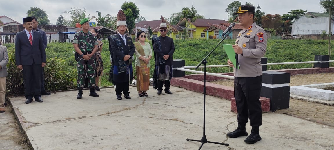 Memperingati Hari Pendidikan Nasional, Kapolres Bersama Forkopimda Ziarah ke Makam Tokoh Pelopor Pendidik Simalungun Guru Jason Saragih