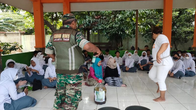Babinsa Koramil Kramatjati Berikan Edukasi Eco Enzyme ke SMA 44 Jakarta