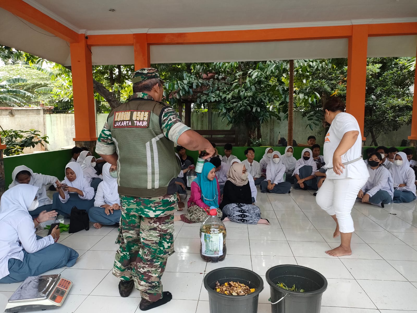 Babinsa Koramil Kramatjati Berikan Edukasi Eco Enzyme ke SMA 44 Jakarta