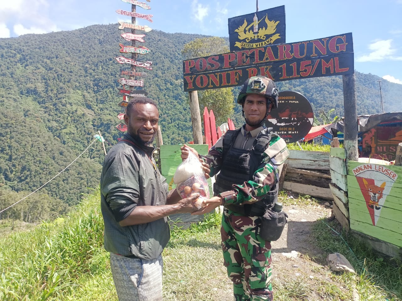 Satgas Yonif RK 115/ML Bantu Mengatasi Kesulitan Masyarakat Kampung Tinolok Papua