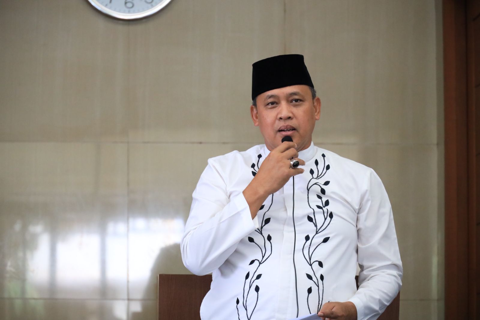 Jum’at Keliling, PLT Wali Kota Bekasi Berinteraksi Dengan Warga Rawalumbu