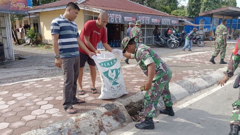 Peduli Kebersihan Lingkungan, Babinsa Koramil 1710-03/Kuala Kencana Bersama Warga Laksanakan Kerja Bakti Badan Jalan