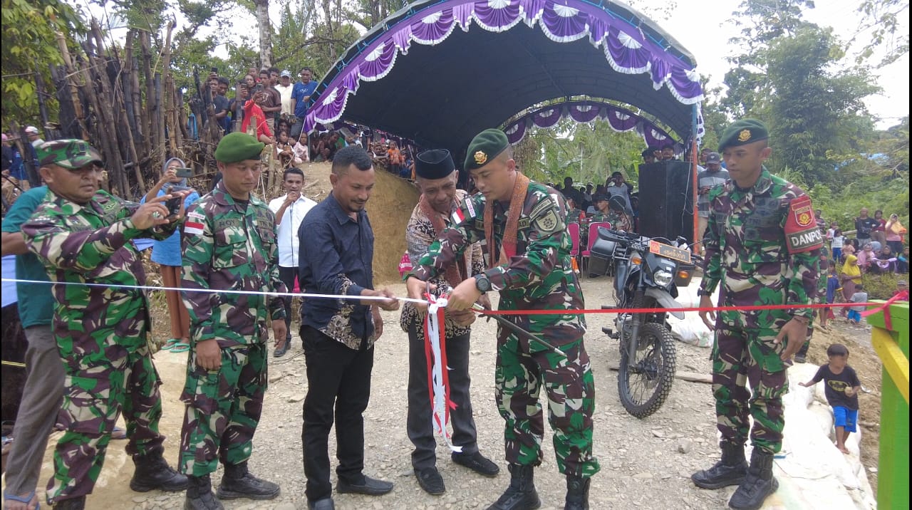 Respon Keluhan Masyarakat, Prajurit Ajusta Bangun Jembatan Darurat di Daerah Operasi