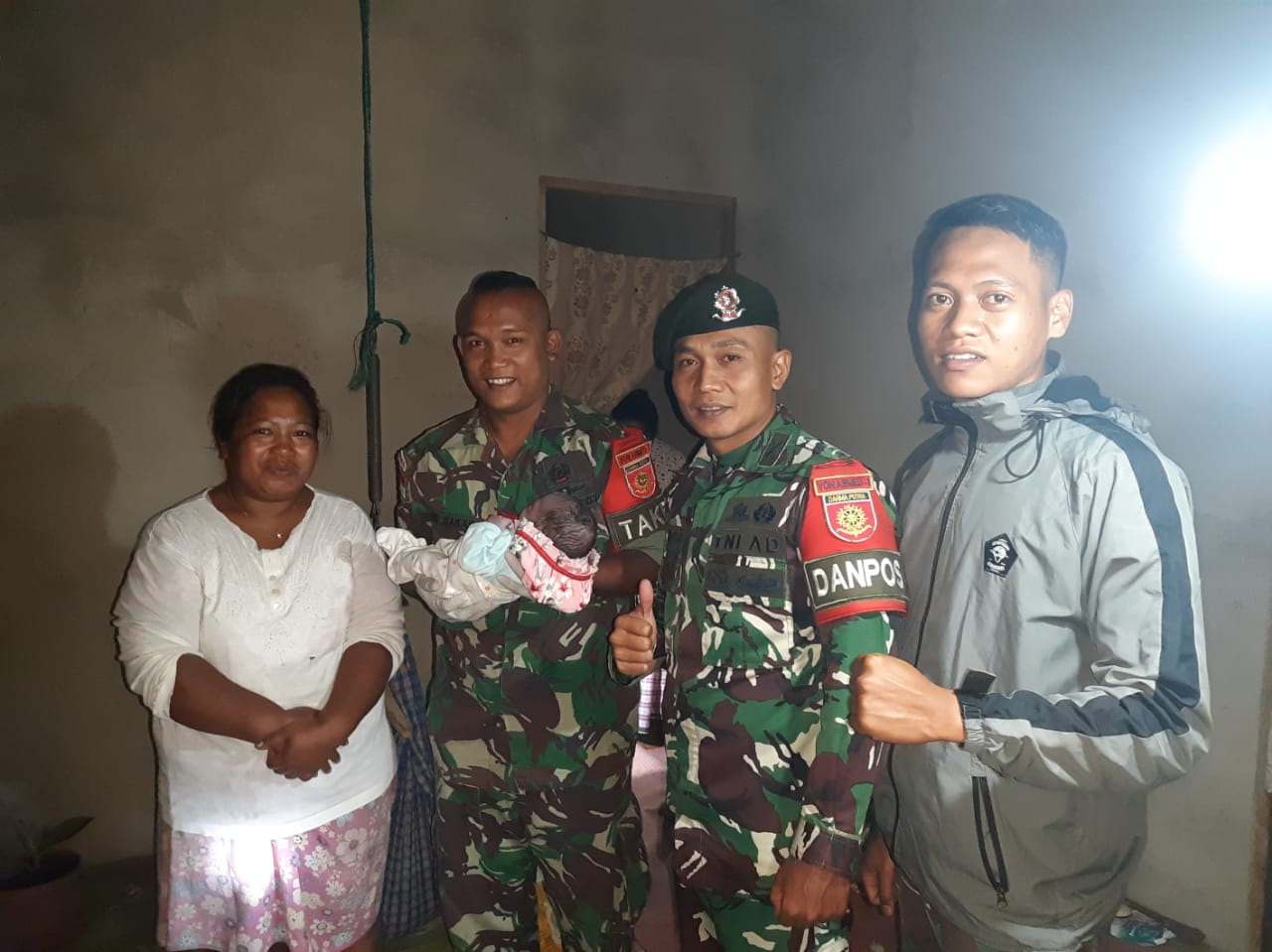 Tangis Bahagia, Satgas Yonarmed 1 Kostrad Bantu Proses Persalinan Darurat Warga