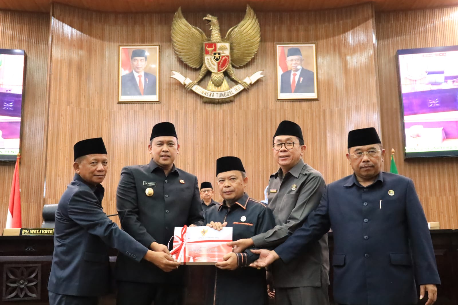 Plt. Wali Kota Bekasi Hadiri Rapat Paripurna DPRD Penyampaian Rancangan Perda Kota Bekasi dan Pertanggung Jawaban Pelaksanaan APBD Kota Bekasi