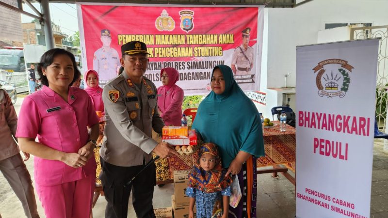 Komitmen Polres Simalungun Dalam Pencegahan Stunting Kapolres Berikan PMT 110 Anak Asuh Tahap ke 4