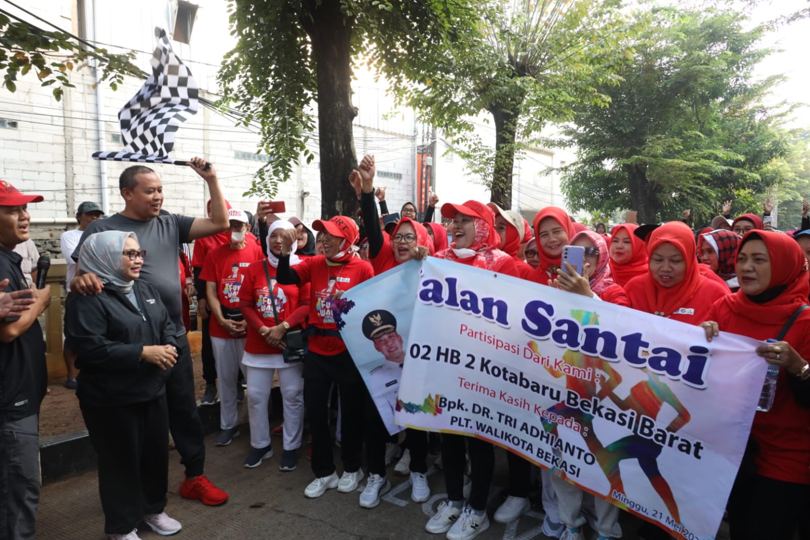 Plt. Wali Kota Bekasi Lepas Jalan Santai KORMI di Kecamatan Bekasi Barat