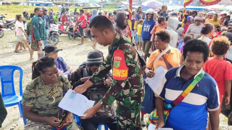 Pastikan Tepat Sasaran, Babinsa Timika Dampingi Penyaluran Bansos