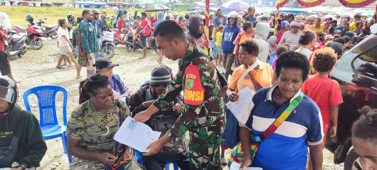 Pastikan Tepat Sasaran, Babinsa Timika Dampingi Penyaluran Bansos