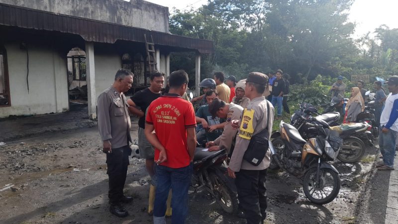 Polres Simalungun Bantu Evakuasi Korban Kebakaran Hanguskan Tiga Unit Rumah Warga Nagori Raya Huluan Kecamatan Dolok Masagal, Dugaan Korsleting Listrik