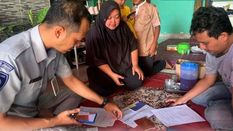 Petugas Jasa Raharja Proaktif Lakukan Jemput Bola Sampaikan Hak Santunan Korban Kecelakaan Lalu Lintas di Kampung Aren Bekasi