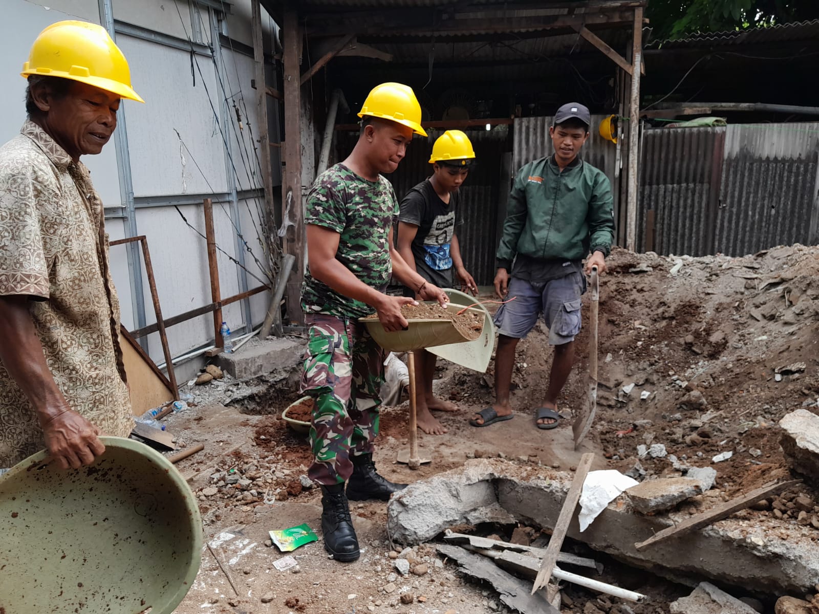 Karya Bakti, Babinsa Matraman Bantu Pembangunan Masjid Baiturrahim