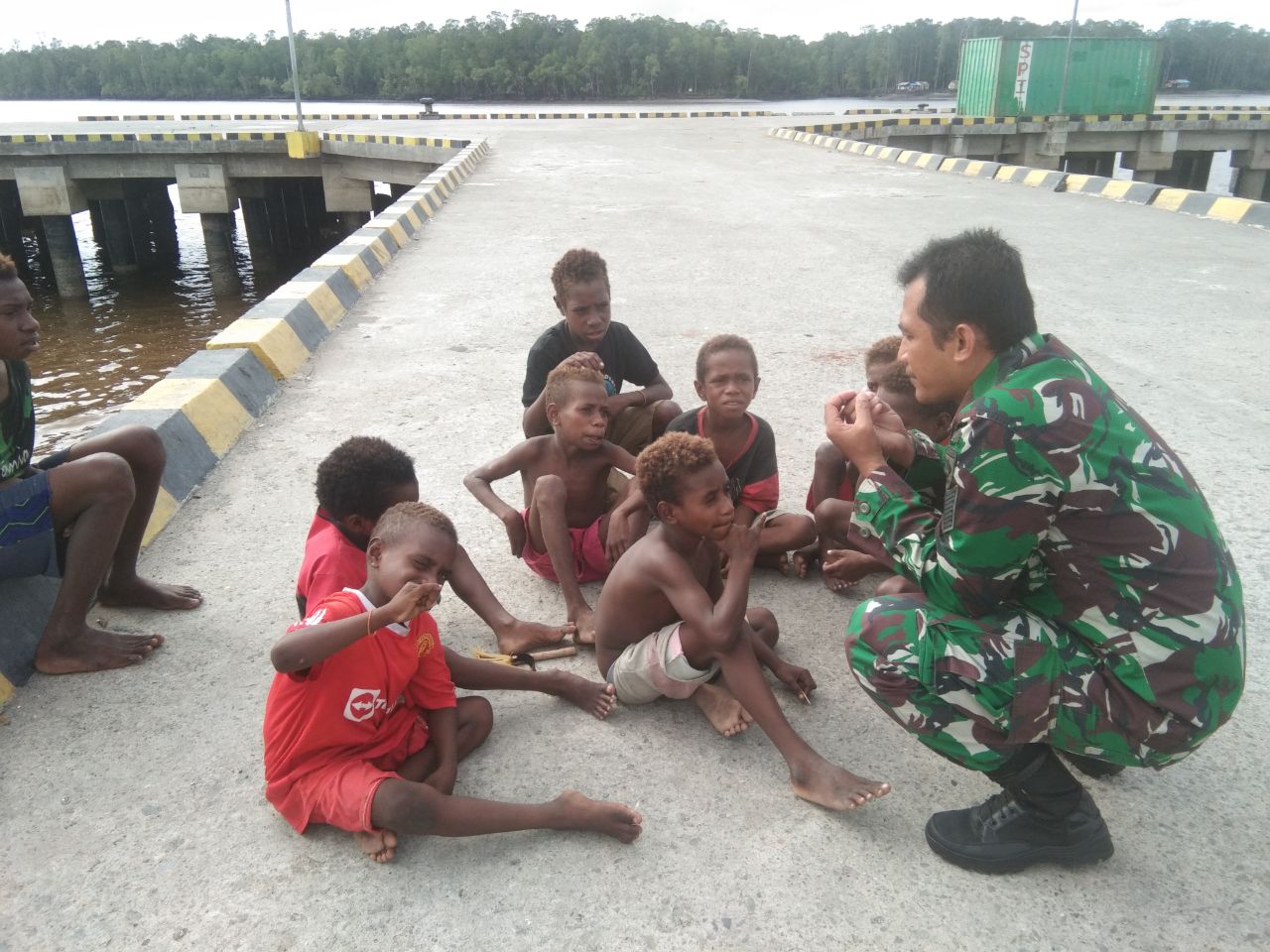 Peduli Dengan Generasi Penerus, Babinsa Koramil 1710-07/Mapurujaya Berikan Arahan Positif Kepada Anak-Anak Di Wilayah Binaan