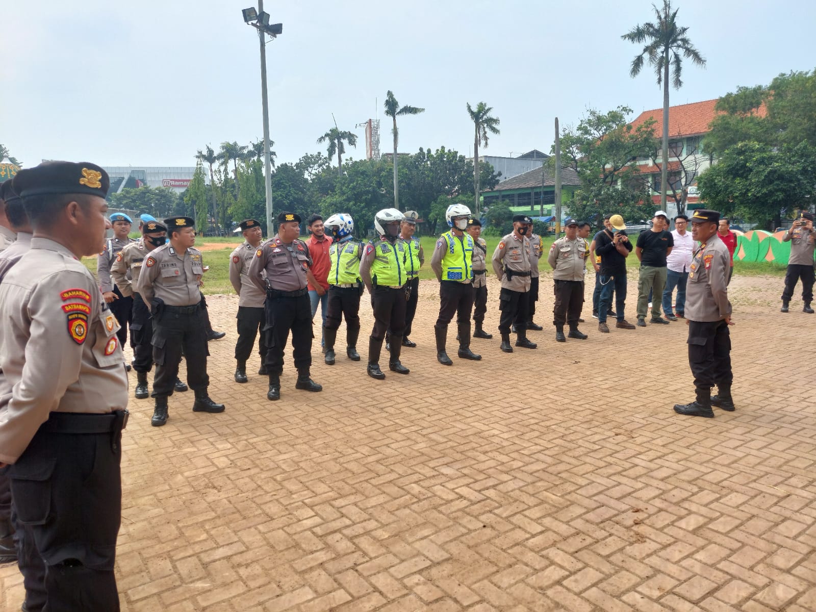 Polsek Bekasi Timur Gelar Apel Pengamanan kegiatan Aniversary Sobex Mania ke-16 di lapangan Multiguna