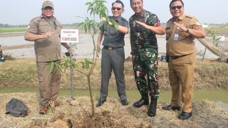 Gubernur Jawa Barat Memberikan Penghargaan (Gerakan Tanam dan Pelihara Pohon di Lahan Kritis Se-Kabupaten/Kota di Jawa Barat) Kepada Korem 051/Wijayakarta