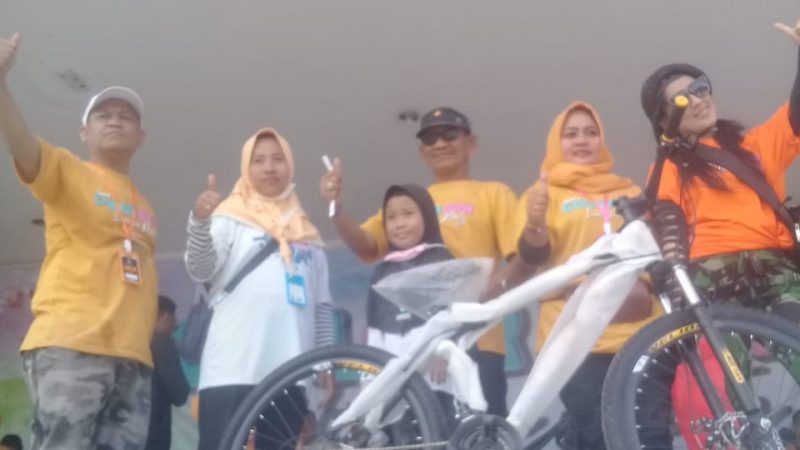 Walikota Metro Wahdi Melepas Peserta Jalan Sehat Dan Gelaran Metro Color Run Love In Party