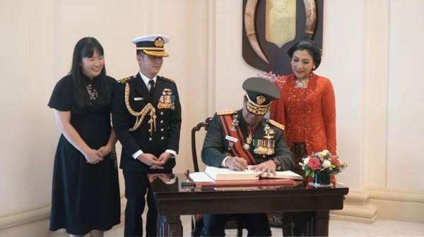 Jenderal (Purn) Andika Perkasa Menerima Penghargaan Bintang Darjah Utama Bakti Cemerlang (Tentera) dari Presiden Singapura