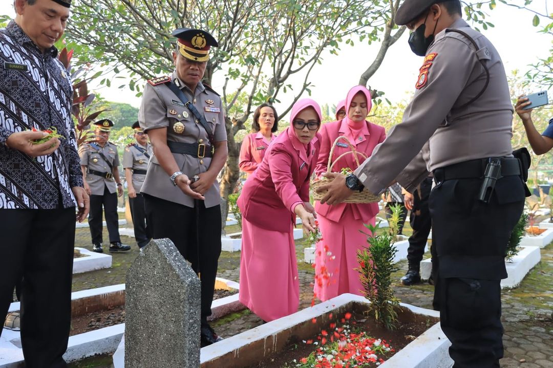 Jelang Hari Bhayangkara ke-77, Kapolres Metro Bekasi Kota dan Jajaran Gelar Ziarah dan Tabur Bunga di TMP Patriot Bangsa Bulak Kapal