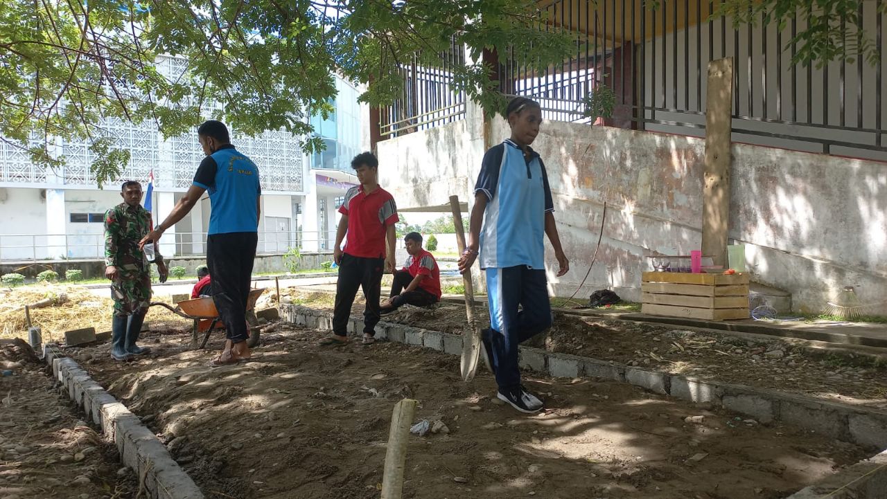 Peduli Pendidikan, Babinsa Timika Bantu Pembuatan Bak Lompat Jauh