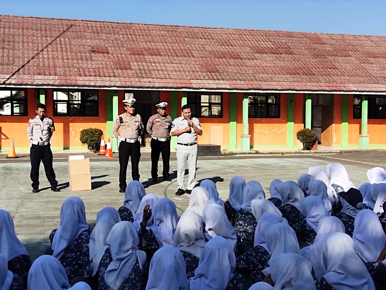 PT Jasa Raharja Cabang Utama Jawa Barat bersama Polresta Bandung dan DinasPerhubungan Kabupaten Bandung melaksanakan Kegiatan Socio EngineeringBerupa Kampanye Safety Riding di SMKN 1 Soreang