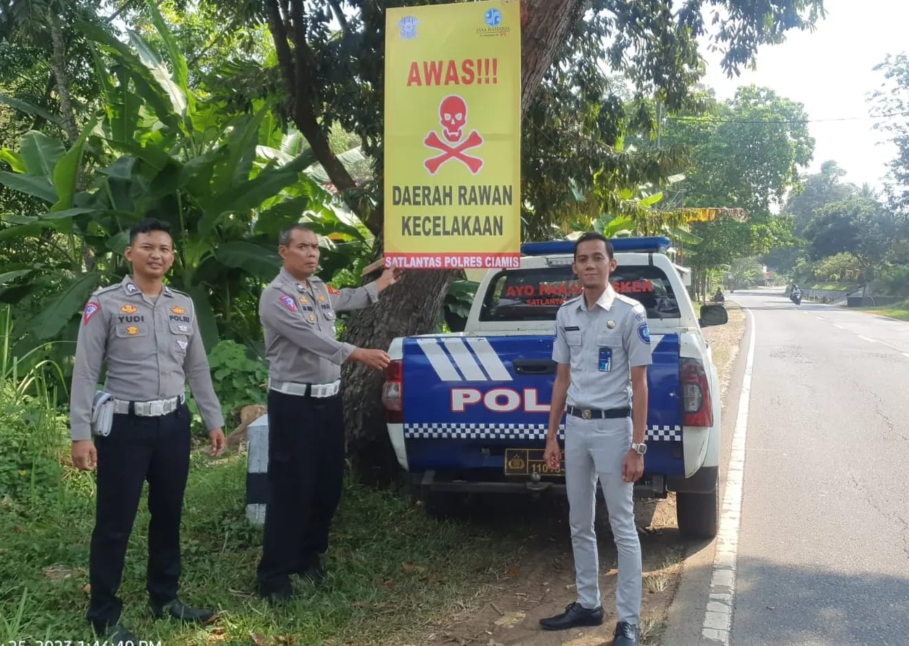 Jasa Raharja Tasikmalaya Lakukan Pemasangan Spanduk Peringatan diDaerah Rawan Laka Lantas di Kecamatan Cijeungjing, Kabupaten Ciamis