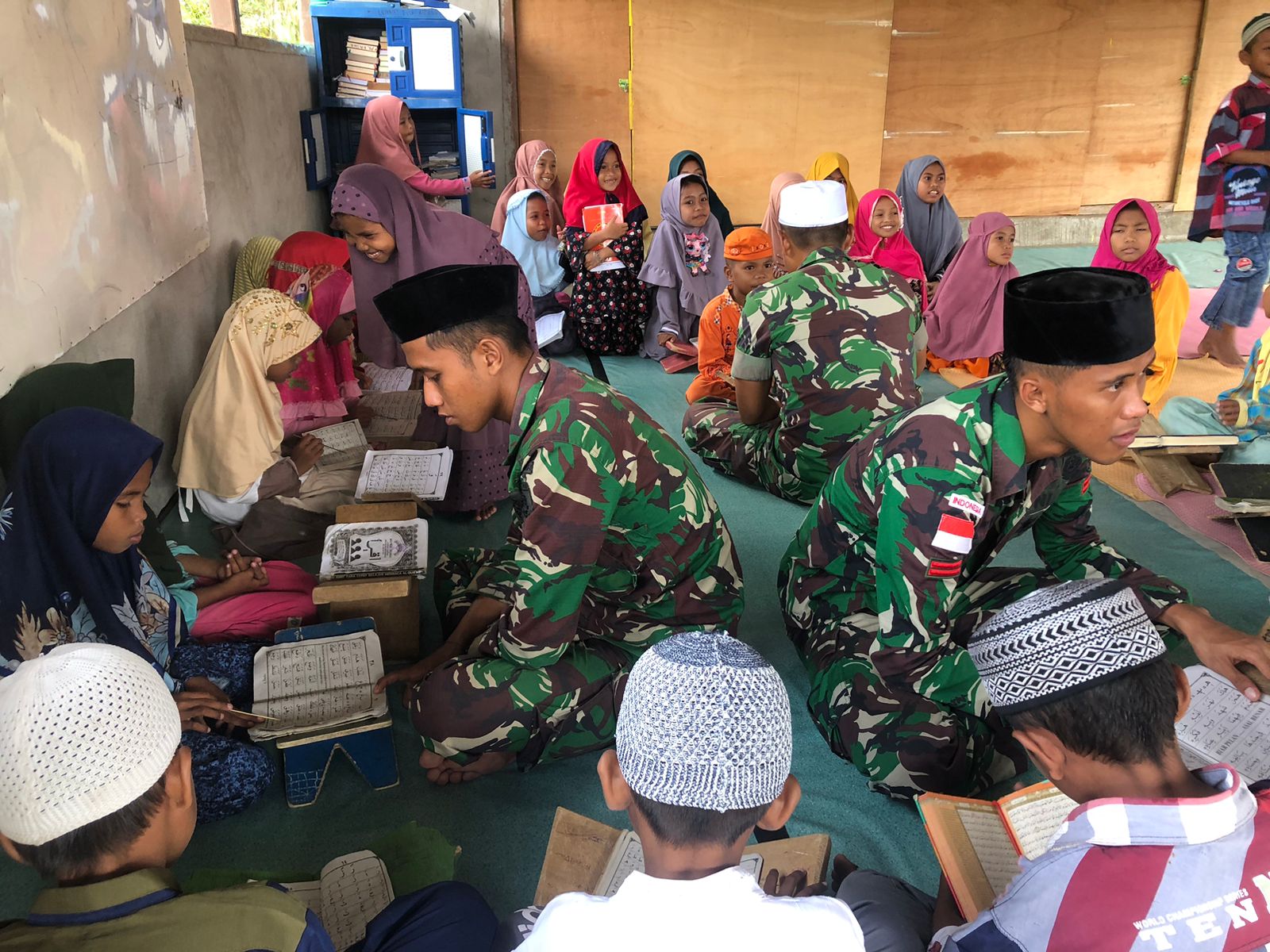 Lahirkan Generasi Beriman, Satgas Yonarmed 1 Kostrad Ajarkan Anak-Anak Mengaji