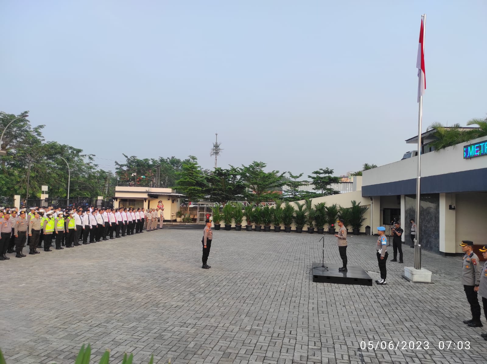 Kapolres Pimpin Upacara Kenaikan Pangkat Pengabdian Personil Polres Metro Bekasi Kota