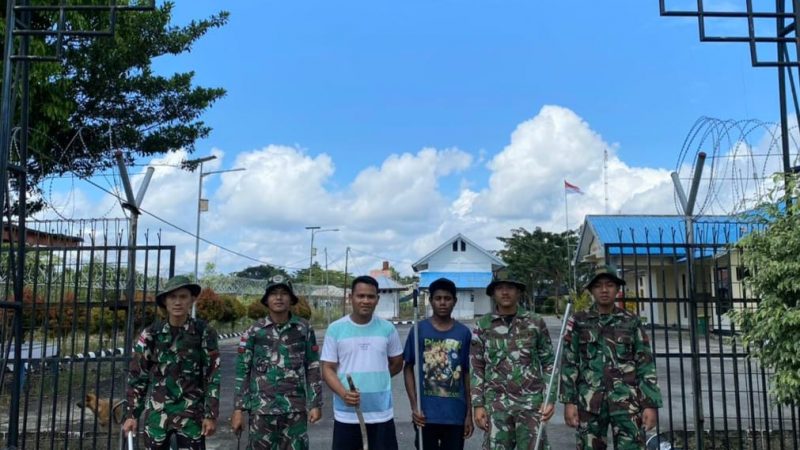 Bersama Masyarakat, Satgas Yonif 143/TWEJ Lakukan Gotong Royong di Perbatasan