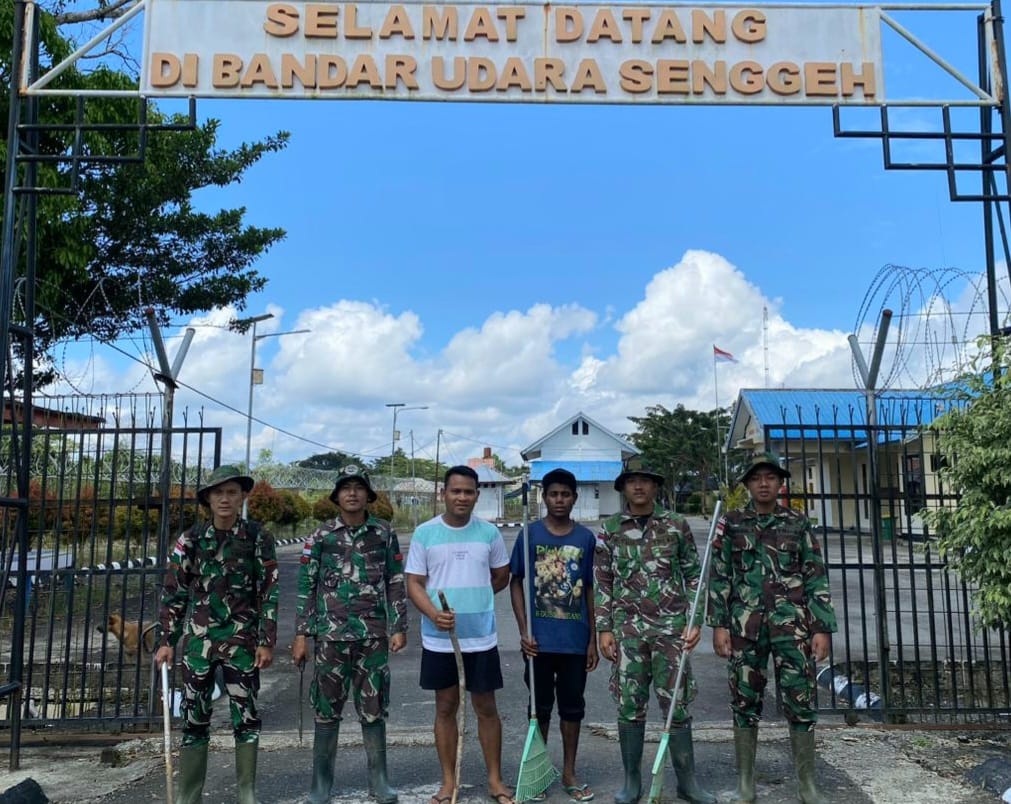 Bersama Masyarakat, Satgas Yonif 143/TWEJ Lakukan Gotong Royong di Perbatasan