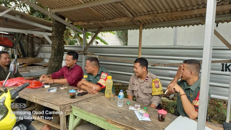 Sinergitas TNI-POLRI, Bhabinkamtibmas Sumur Batu dan Babinsa Sambang Tokoh Masyarakat