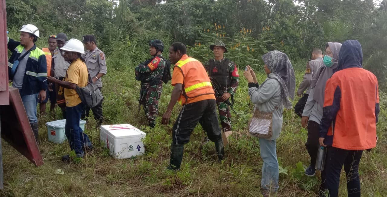 Jaga Kelestarian Dari Kepunahan, Danramil 1710-03/Kuala Kencana Hadir Sekaligus Pengamanan Kegiatan Pelepasliaran Satwa