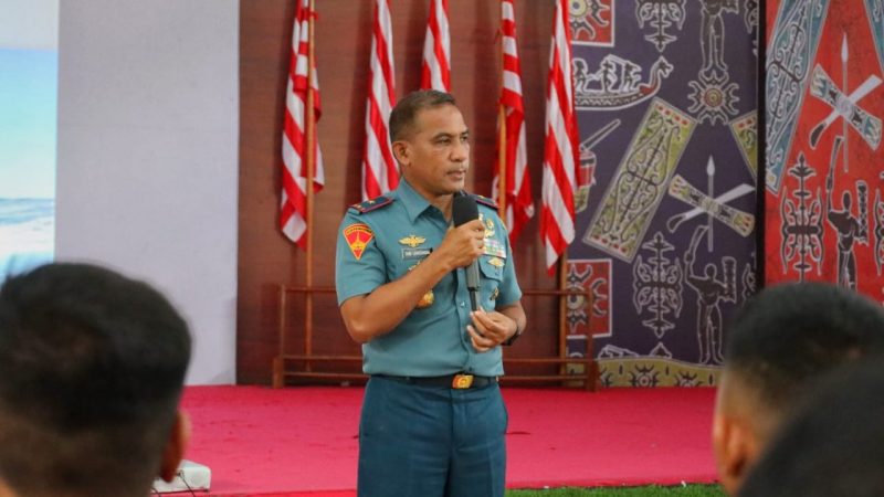 Tingkatkan Profesionalisme dan Disiplin Prajurit Pengawak Kapal Perang, Danlantamal IX Berikan Pengarahan Kepada Perwira KRI dan KAL