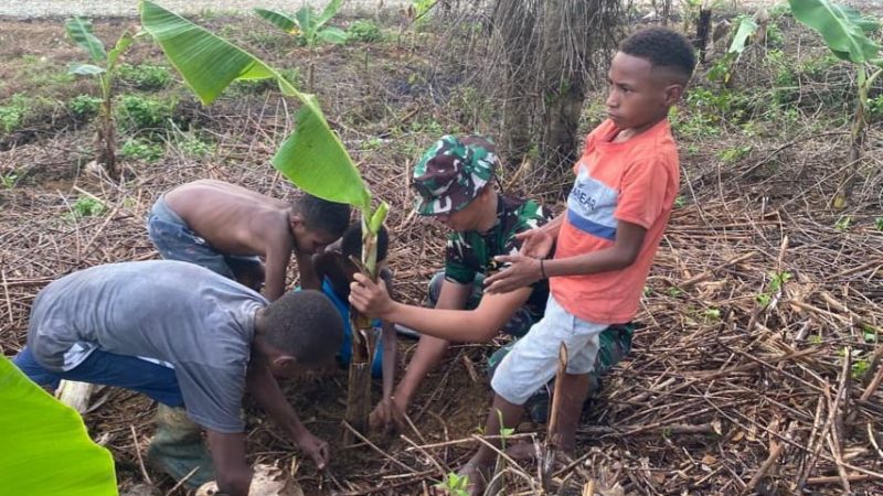 Dongkrak Ekonomi, Satgas Yonif 143/TWEJ Ajak Berkebun Masyarakat Papua