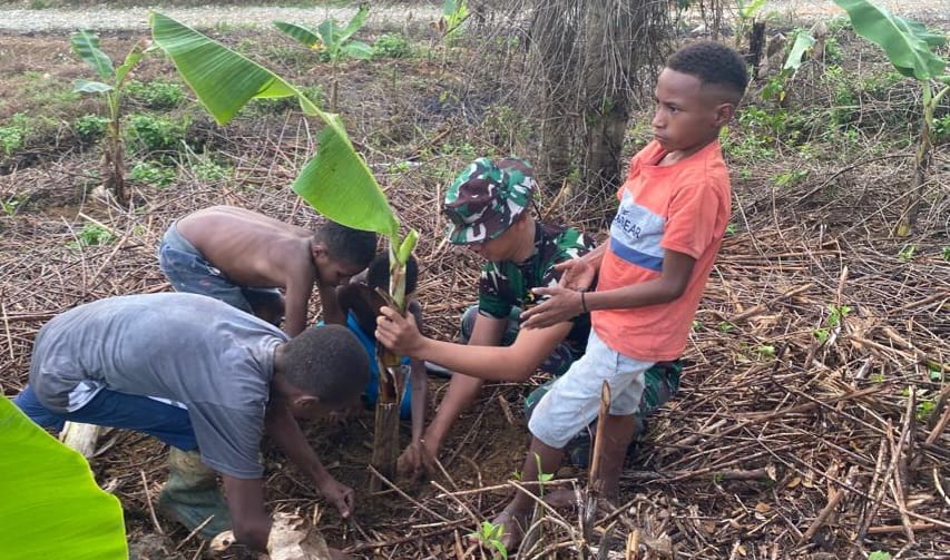 Dongkrak Ekonomi, Satgas Yonif 143/TWEJ Ajak Berkebun Masyarakat Papua