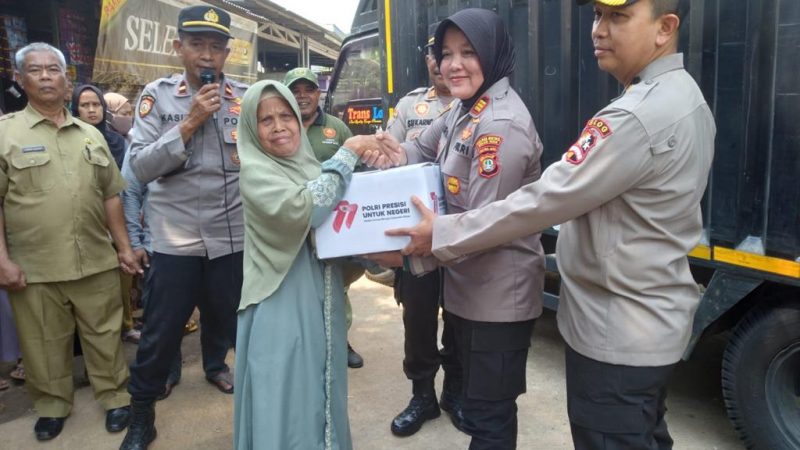 Bulan Bakti Polri HUT Bhayangkara ke 77, Kapolsek Bantargebang Monitoring Kegiatan Pembagian Bansos Kapolri