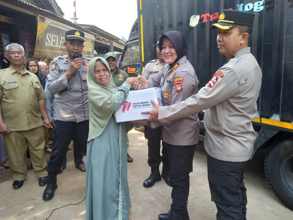 Bulan Bakti Polri HUT Bhayangkara ke 77, Kapolsek Bantargebang Monitoring Kegiatan Pembagian Bansos Kapolri