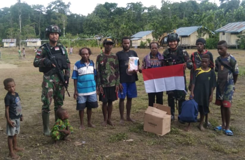 Kedepankan Komunikasi, Satgas Yonif 143/TWEJ Dengarkan dan Bantu Warga Pedalaman Papua