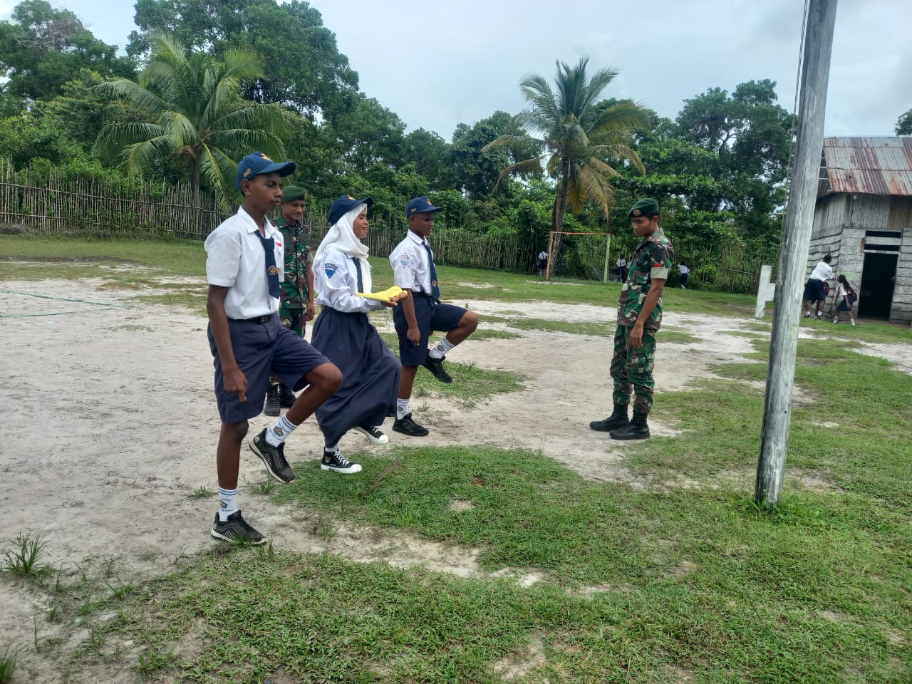 Bangkitkan Jiwa Nasionalisme, Satgas Yonarmed 1 Kostrad Latih Upacara Bendera Siswa SMP