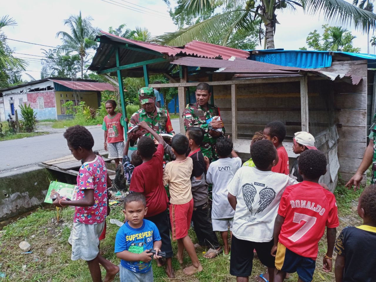 Motivasi Semangat Belajar, Babinsa Koramil 1710-02/Timika Bagikan Alat Tulis Kepada Anak-Anak Sekolah