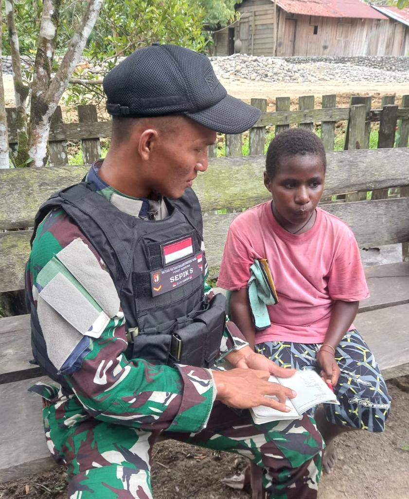 Keakraban Satgas Yonif Raider 200/BN Dengan Jemaat Gereja Setelah Kegiatan Ibadah