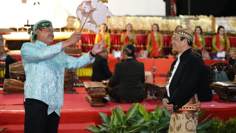 Laksamana Budayawan Gelar Wayang Semar Boyong di Kodam V Brawijaya